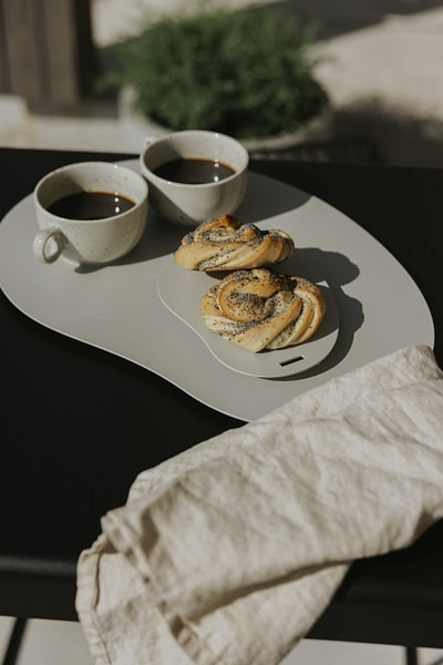 Brickset i sandgrått stål med bullar och kaffe